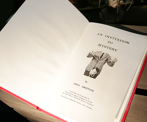 An Invitation to Mystery (Limited/Out of Print) by Tony Griffith Ed Meredith bei Deinparadies.ch