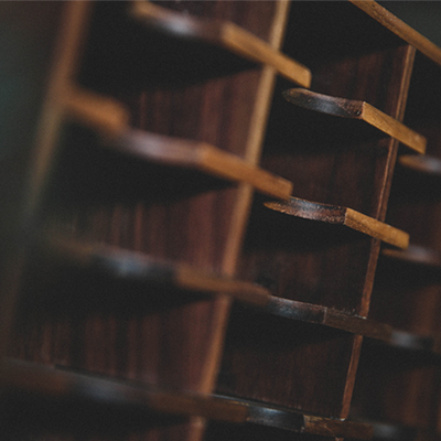 Wooden Playing Cards Cabinet | 15 Deck Case | TCC TCC Presents bei Deinparadies.ch