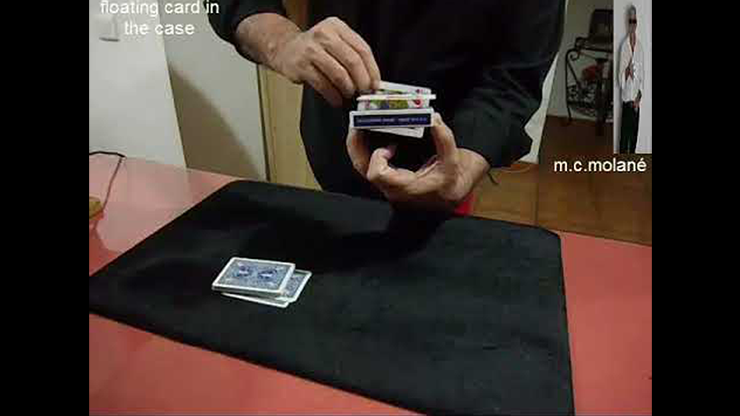 Floating Card In The Case by Salvador Molano - Video Download Salvador Olivera bei Deinparadies.ch