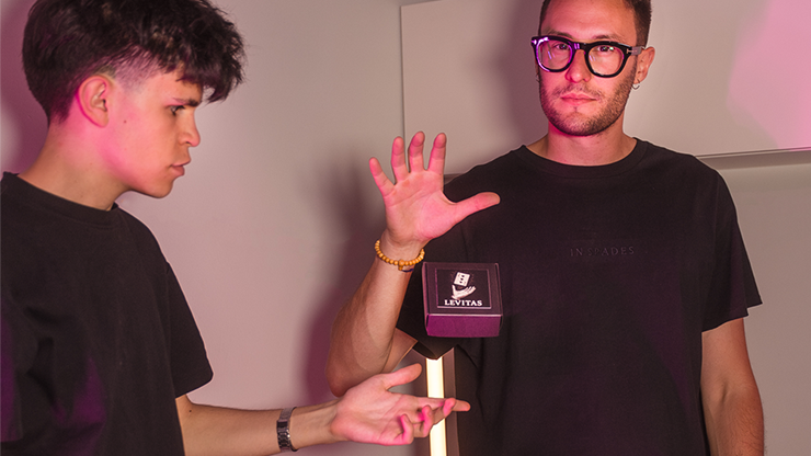 Levitas | Jack Nobile and Piero Puddu-Giacomo Nobile Prestigiatore-Deinparadies.ch