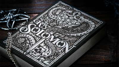 The Keys of Solomon: Silver Spirituum Playing Cards | Riffle Shuffle Riffle Shuffle bei Deinparadies.ch