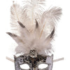Silberne Maske mit Pailletten und Federn