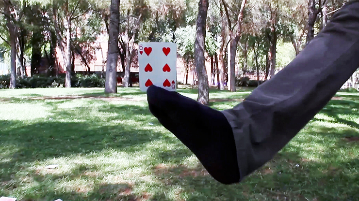 Kung Fu Foot (Gimmick and Online Instructions) by Héctor Mancha Vanishing Inc. bei Deinparadies.ch