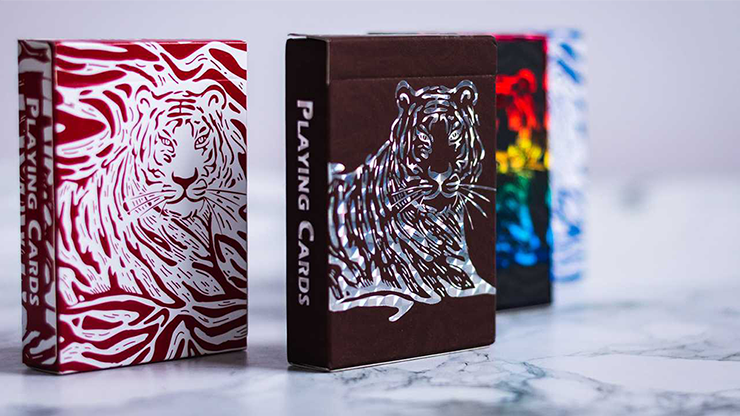 The Hidden King Red Luxury Edition Playing Cards by BOMBMAGIC Bomb Magic Studio bei Deinparadies.ch