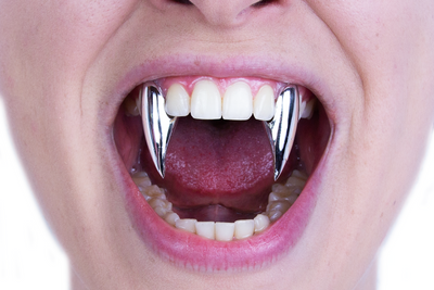 Spaventapasseri denti da vampiro lunga custodia per spaventapasseri cromata Deinparadies.ch